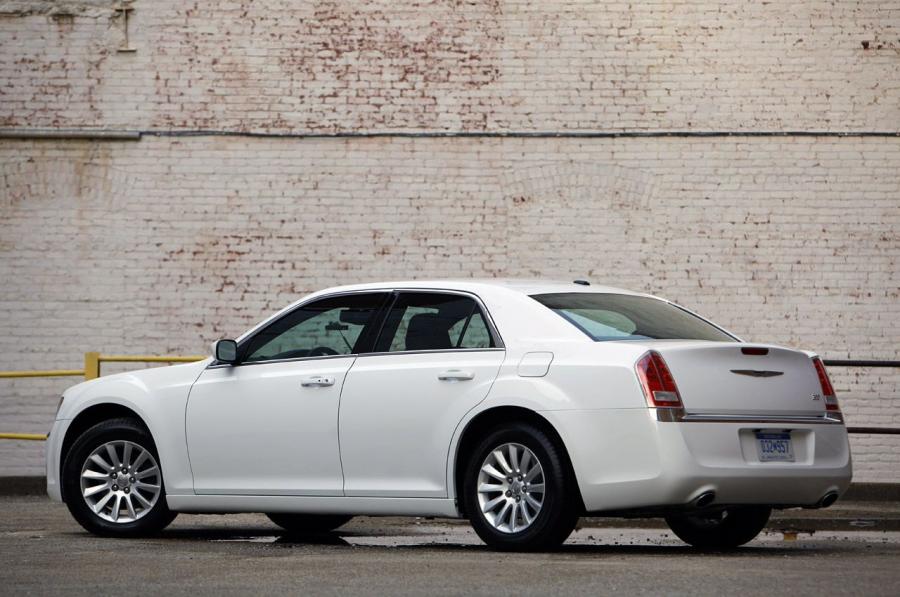  Chrysler 300C 2011 года  (фото 52 из 83)